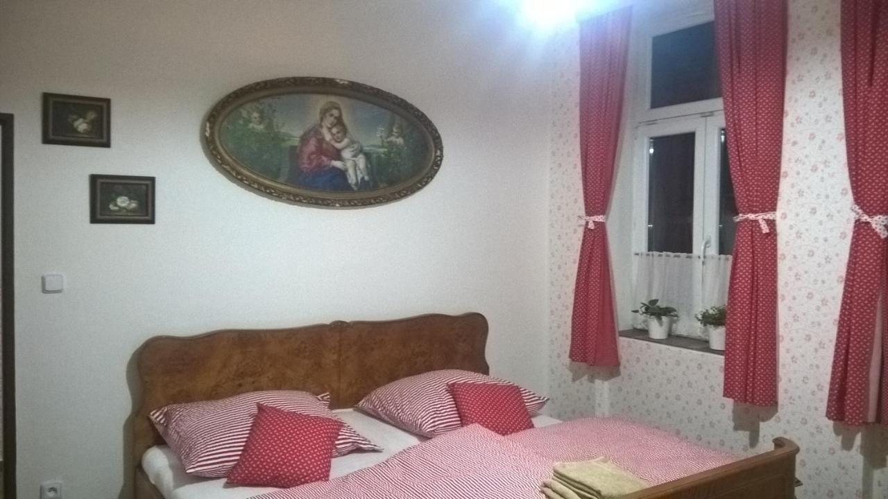 Restaurace a penzion Ubrousku prostři se Nová Bystřice Esterno foto