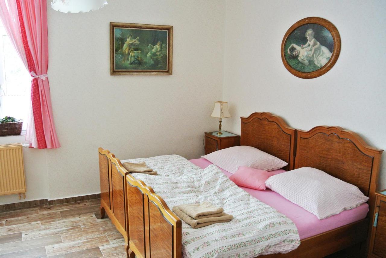 Restaurace a penzion Ubrousku prostři se Nová Bystřice Esterno foto